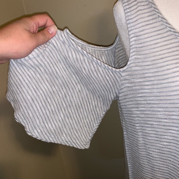 “ Cold-Shoulder “ Tee Striped Gray and White - Picture 3 of 4